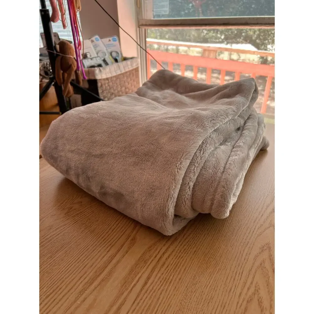 New Threshold Plush Fleece Throw Blanket Light Gray size 60”x70”